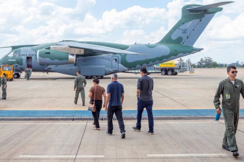 Terceiro avião trazendo brasileiros de Israel chega ao Brasil