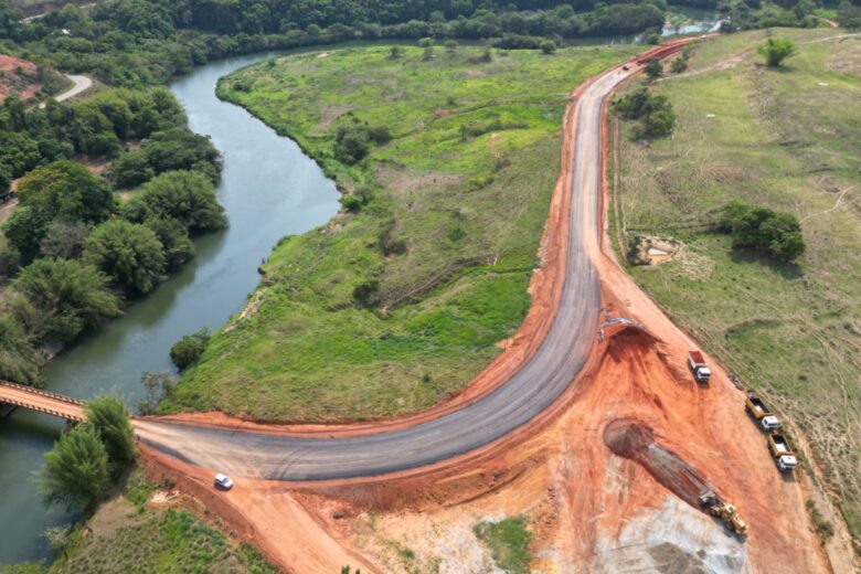 São Gonçalo do Rio Abaixo: trecho entre Pacas e Fernandes começa a receber asfalto