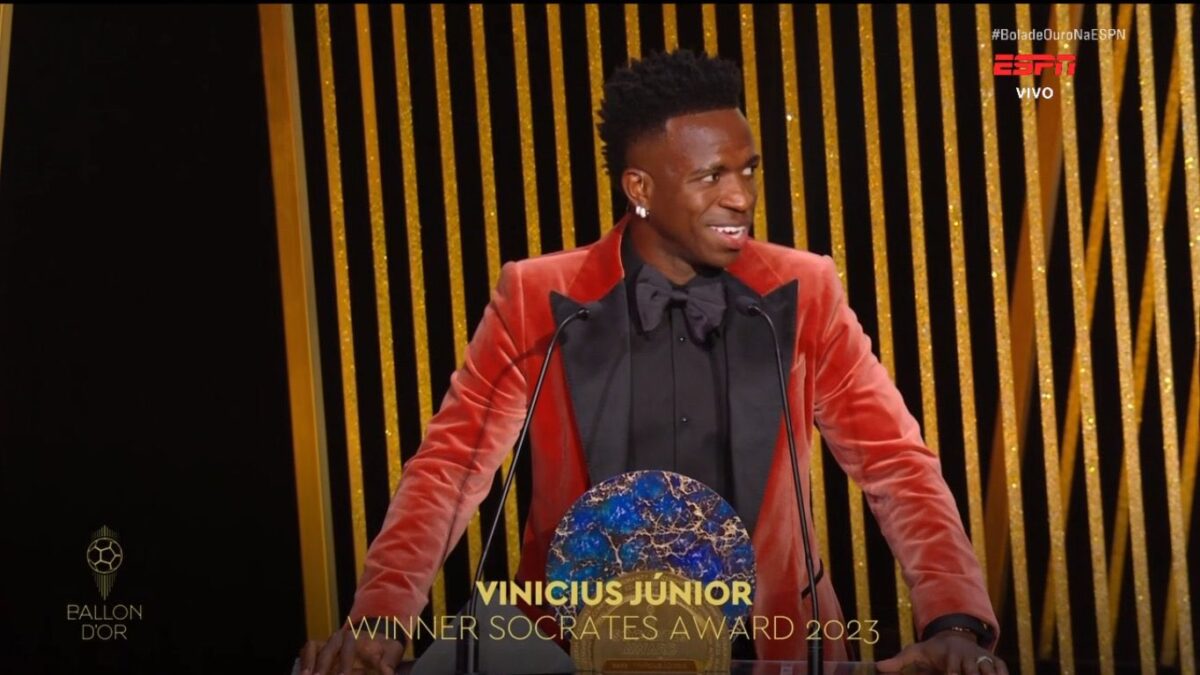 Vinícius Júnior recebe Prêmio Sócrates e faz dobradinha com Drogba em discurso antirracista