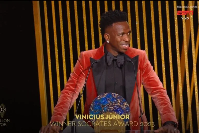 Vinícius Júnior recebe Prêmio Sócrates e faz dobradinha com Drogba em discurso antirracista