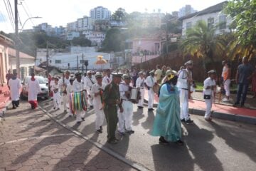 Aniversário de Itabira: guardas de marujos homenageiam Nossa Senhora do Rosário