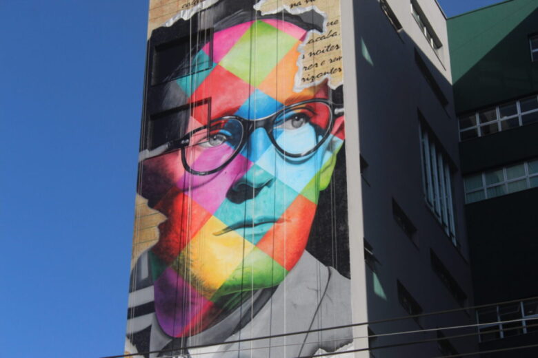 Eduardo Kobra inaugura mural em homenagem a Carlos Drummond; confira a galeria de fotos