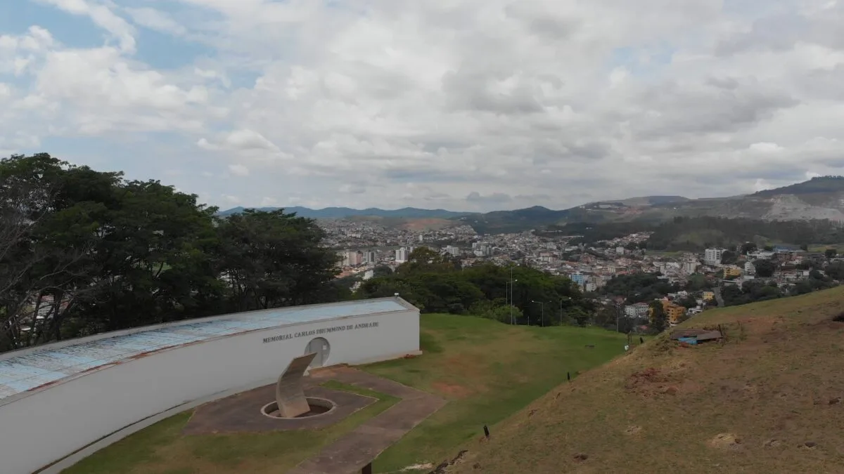 Véspera de Natal pode ter pancadas de chuva; confira a previsão do tempo