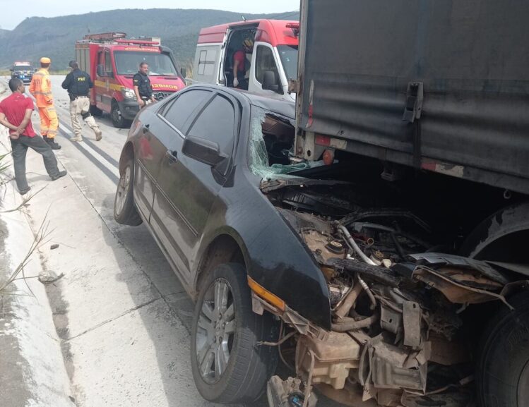 Motorista morre ao bater contra carreta na BR-381