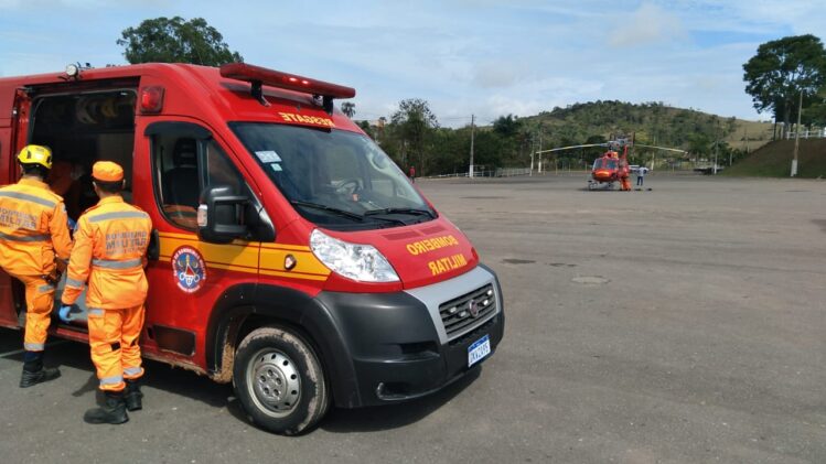 Mulher é socorrida de helicóptero após acidente em São Gonçalo