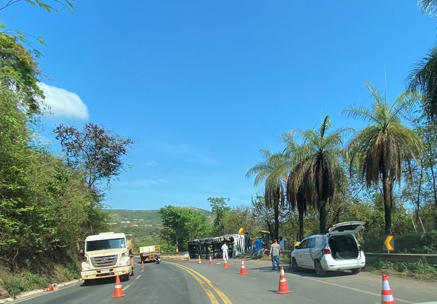 Carreta tombada há 12 horas complica o trânsito na manhã desta quarta-feira na BR-381, em Sabará