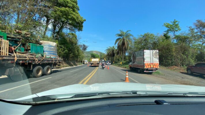 Carreta tombada há 12 horas complica o trânsito na manhã desta quarta-feira na BR-381, em Sabará