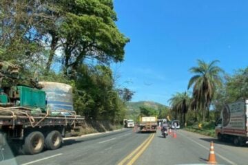 Carreta tombada há 12 horas complica o trânsito na manhã desta quarta-feira na BR-381, em Sabará