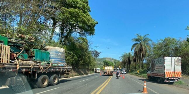 Carreta tombada há 12 horas complica o trânsito na manhã desta quarta-feira na BR-381, em Sabará