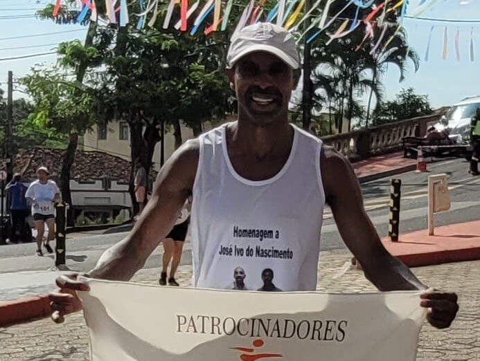 Hudson Charles vence a 1ª Corrida da Padroeira de Itabira e presta homenagem ao pai