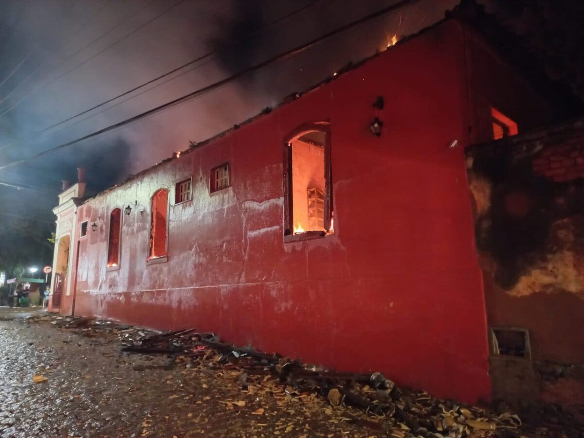 Incêndio destrói casarão histórico em Entre Rios de Minas; um raio teria iniciado as chamas