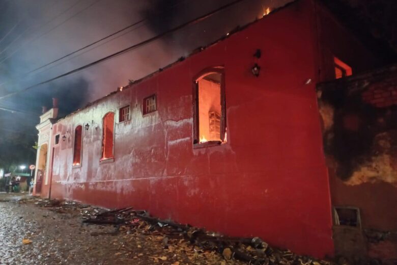 Incêndio destrói casarão histórico em Entre Rios de Minas; um raio teria iniciado as chamas