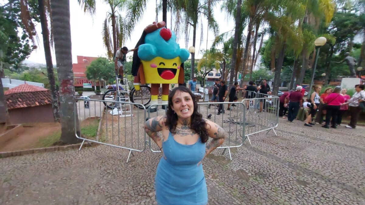 Instalada na Praça da EEMZA, estátua feita por Raquel Bolinho homenageia Drummond