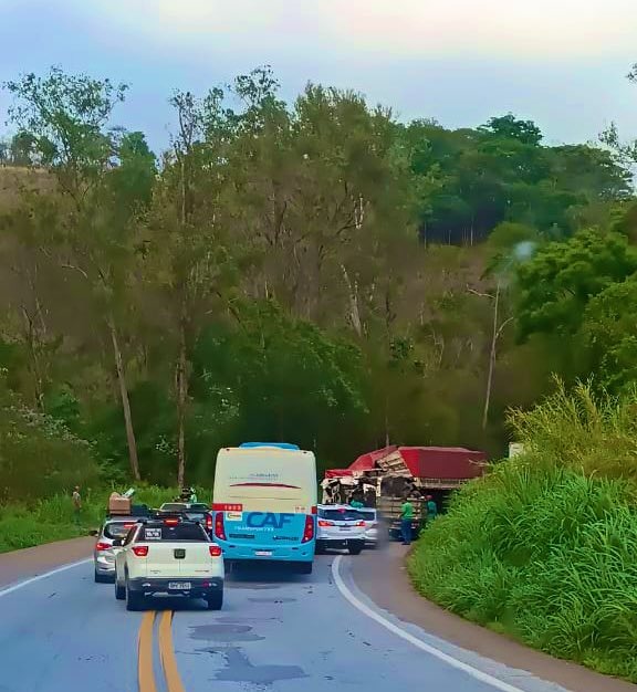 BR-381: acidente entre três veículos e uma carreta deixa duas pessoas mortas