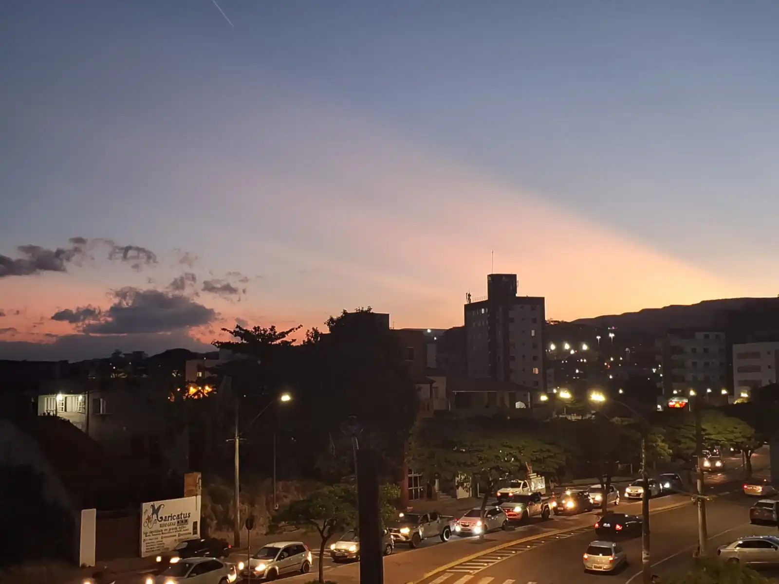 Semana começa com tempo firme e temperaturas amenas em Minas Gerais; confira a previsão