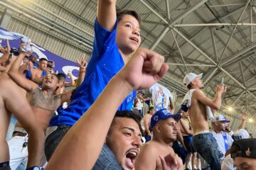 Cruzeirenses realizam sonho de jovem torcedor e levam garoto pela primeira vez ao estádio; assista