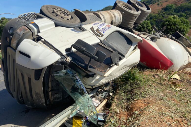 Motorista morre após carreta tombar na BR-262 em Abre Campo