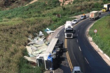 Atenção: caminhão tomba e espalha óleo pela BR-381, próximo à Ponte Torta, em João Monlevade