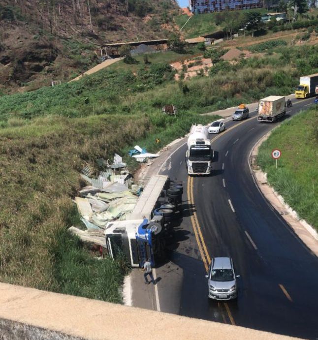 Atenção: caminhão tomba e espalha óleo pela BR-381, próximo à Ponte Torta, em João Monlevade