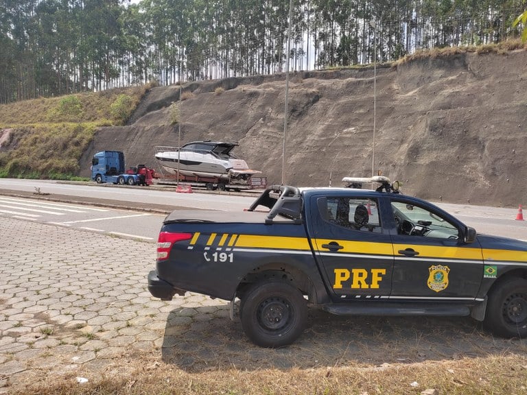 Barco de luxo, avaliado em 2 milhões de reais, é apreendido na BR-381