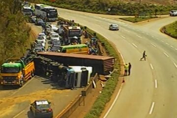 BR-381: carreta que tombou em Igarapé ainda deixa trânsito lento nessa segunda-feira