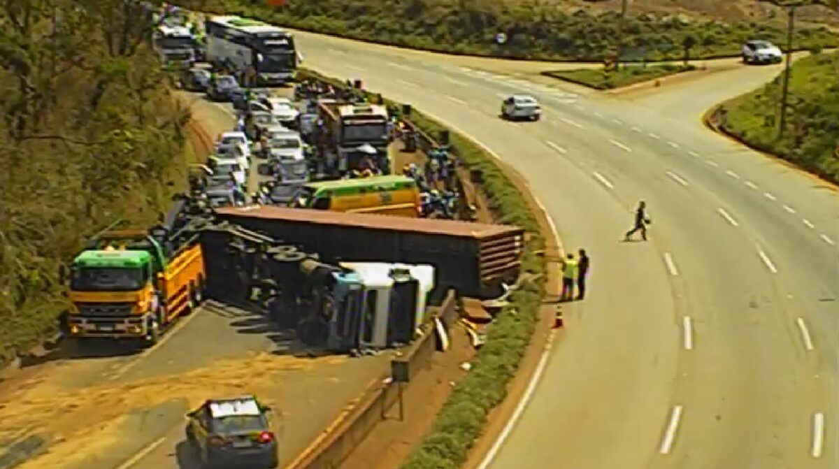 BR-381: carreta que tombou em Igarapé ainda deixa trânsito lento nessa segunda-feira