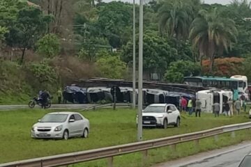 Carreta tomba e complica trânsito na BR-040, em Ribeirão das Neves