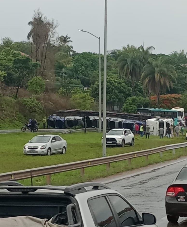 Carreta tomba e complica trânsito na BR-040, em Ribeirão das Neves