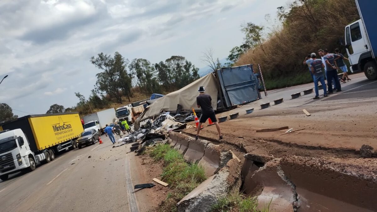 caminhão tomba na br-381, em igarapé