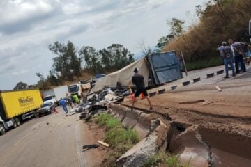 Caminhão tomba na BR-381, em Igarapé, e pista fica interditada