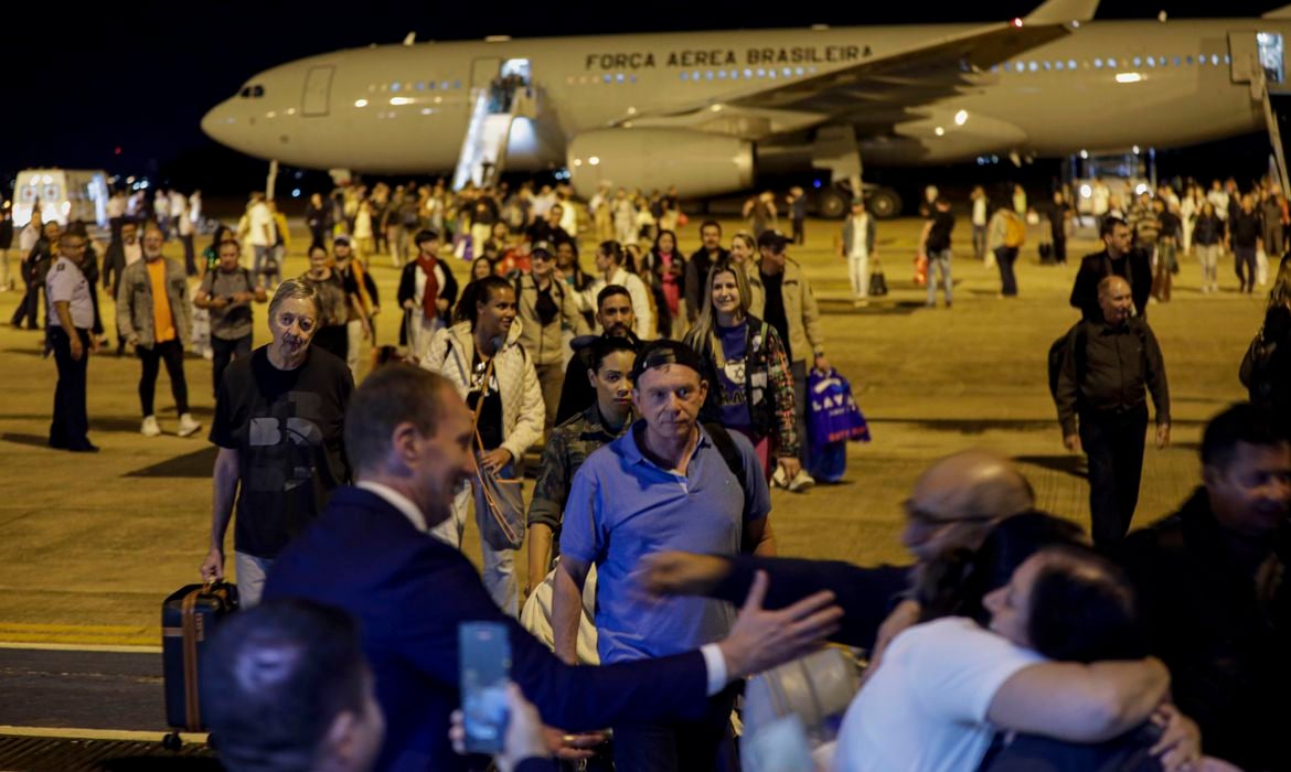 brasileiros resgatados de Israel desembarcam em Brasília