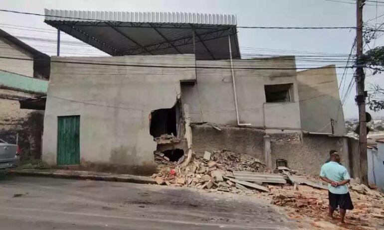 Ônibus perde o controle e bate em muro de casa em BH