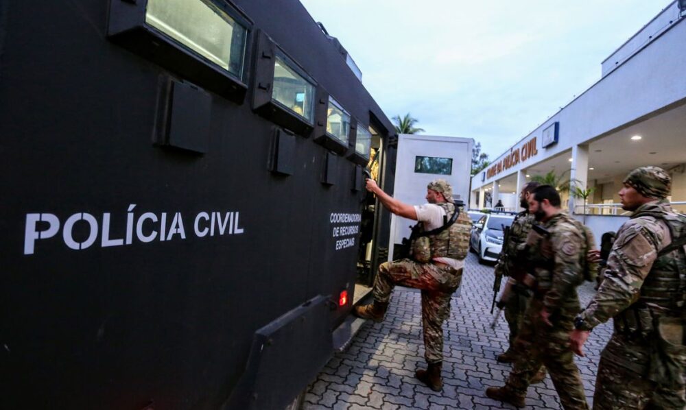 Ações em favelas do Rio de Janeiro buscam cumprir 100 mandados de prisão