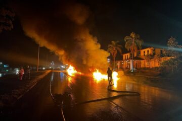 Caminhão pega fogo na BR-040 e motorista queima a mão ao tentar combater as chamas