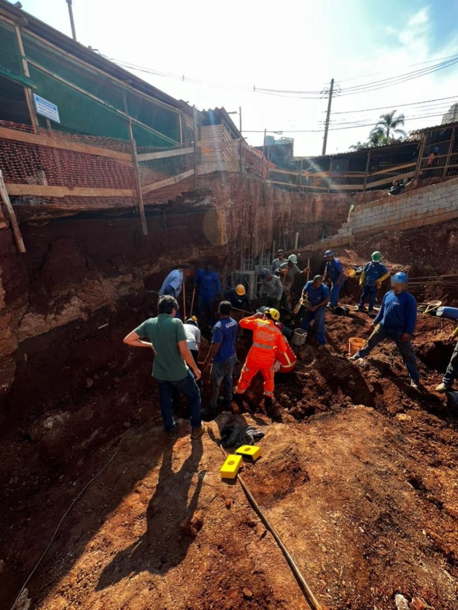 quatro pessoas ficaram soterradas em obras de supermercado em bh