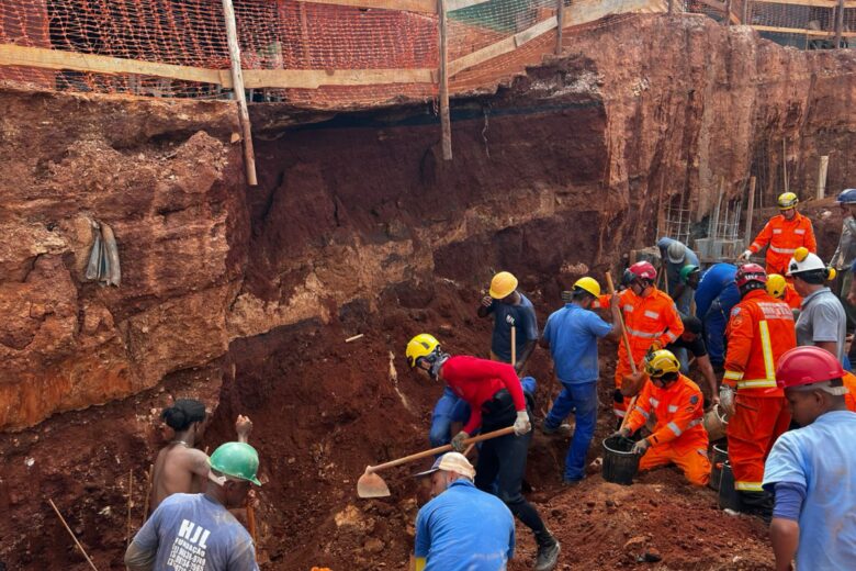 Três operários morrem soterrados em obra de supermercado em BH