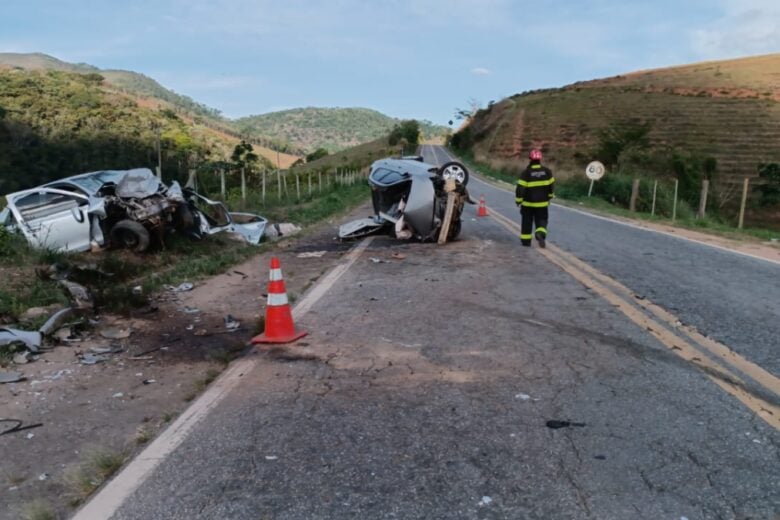 Acidente entre dois carros na BR-262, em Minas, deixa três mortos e três feridos