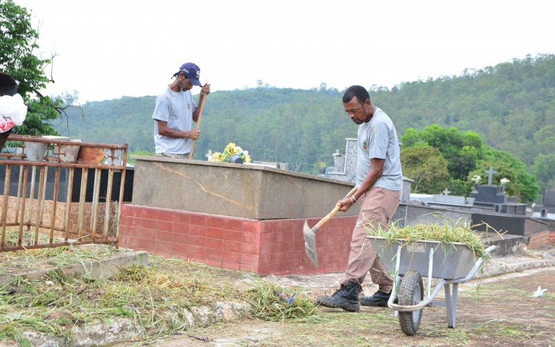 Dia de Finados: cemitérios de Monlevade recebem limpeza