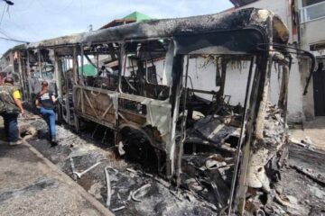 Ônibus é destruído em incêndio criminoso e motorista recebe bilhete em BH