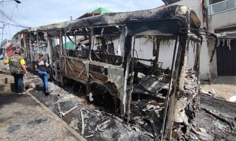 Ônibus é destruído em incêndio criminoso e motorista recebe bilhete em BH