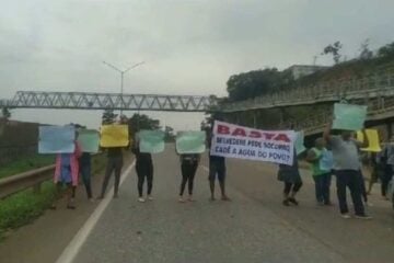 Moradores de Ribeirão das Neves fecham a BR-040 para manifestação contra falta de água