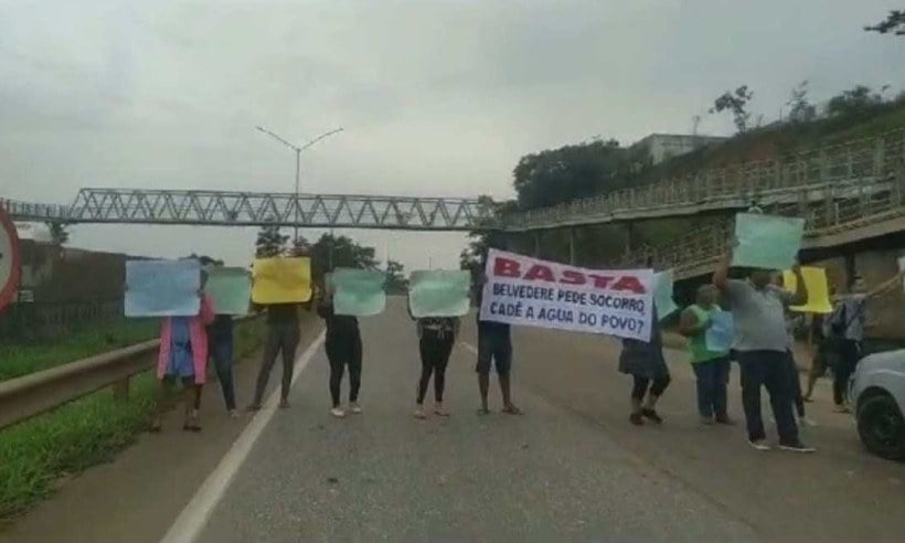 Moradores de Ribeirão das Neves fecham a BR-040 para manifestação contra falta de água