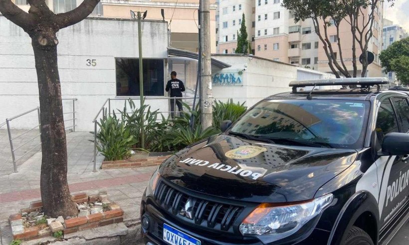 polícia civil na porta da casa da delegada