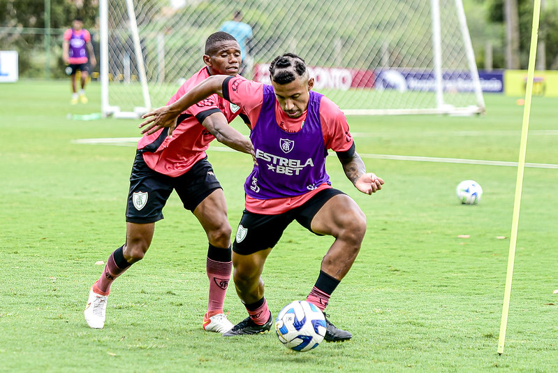 No Parque do Sabiá, o rebaixado América enfrenta um Flamengo que ainda sonha com o título brasileiro