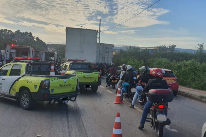 Motociclista fica com perna debaixo da roda de caminhão após acidente na Via Expressa, em Contagem