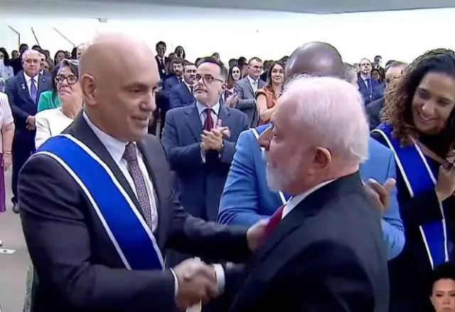 Lula homenageia Alexandre de Moraes no mesmo dia do velório de preso pelos atos 8 de janeiro