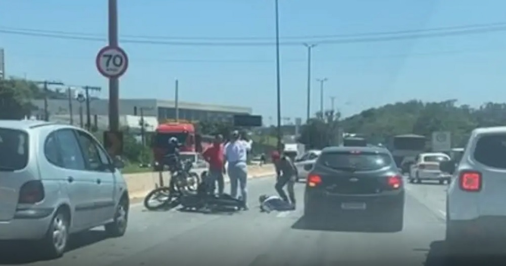 Acidente entre moto e carro causa congestionamento de 6 km no Anel Rodoviário, em Belo Horizonte