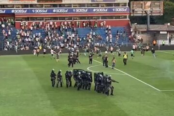 Coritiba vence Cruzeiro em jogo marcado por invasão e briga de torcidas em campo; assista aos melhores momentos