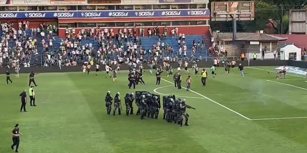 Coritiba vence Cruzeiro em jogo marcado por invasão e briga de torcidas em campo; assista aos melhores momentos