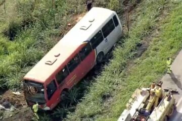 Uma pessoa fica ferida após ônibus cair em ribanceira na BR-040